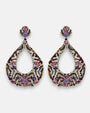 Pareja de pendientes grandes de gota Gala Amethyst de la firma Dublos, mostrando su diseño de lágrima calada con piedras lilas, strass y pedrería natural.