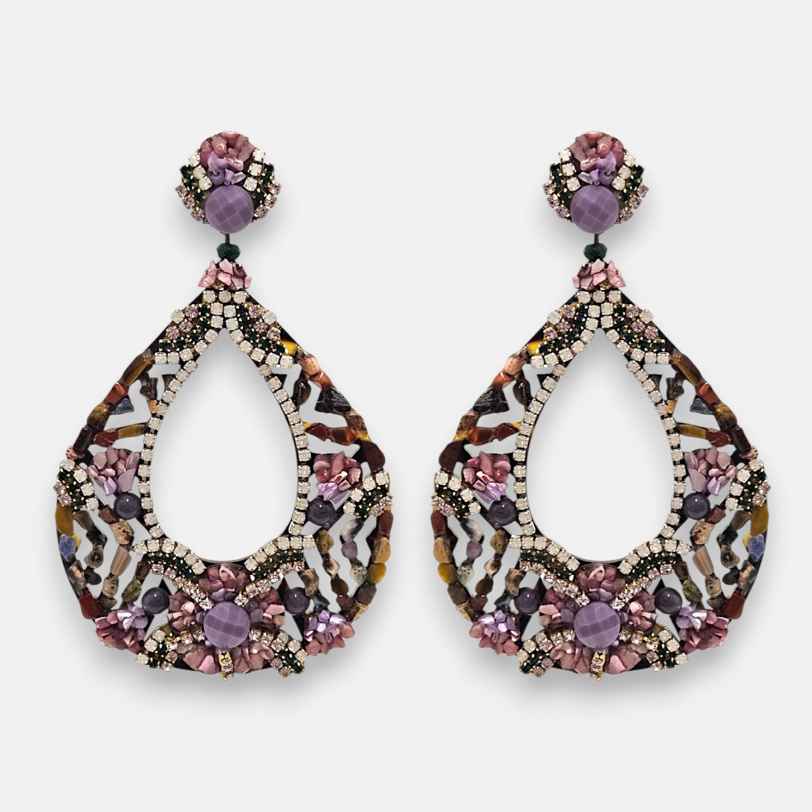 Pareja de pendientes grandes de gota Gala Amethyst de la firma Dublos, mostrando su diseño de lágrima calada con piedras lilas, strass y pedrería natural.