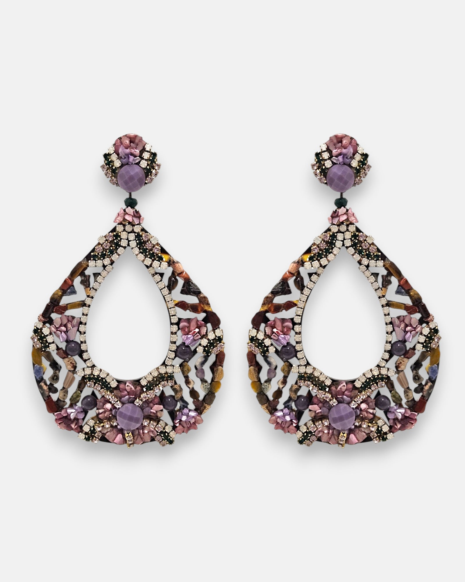 Pareja de pendientes grandes de gota Gala Amethyst de la firma Dublos, mostrando su diseño de lágrima calada con piedras lilas, strass y pedrería natural.