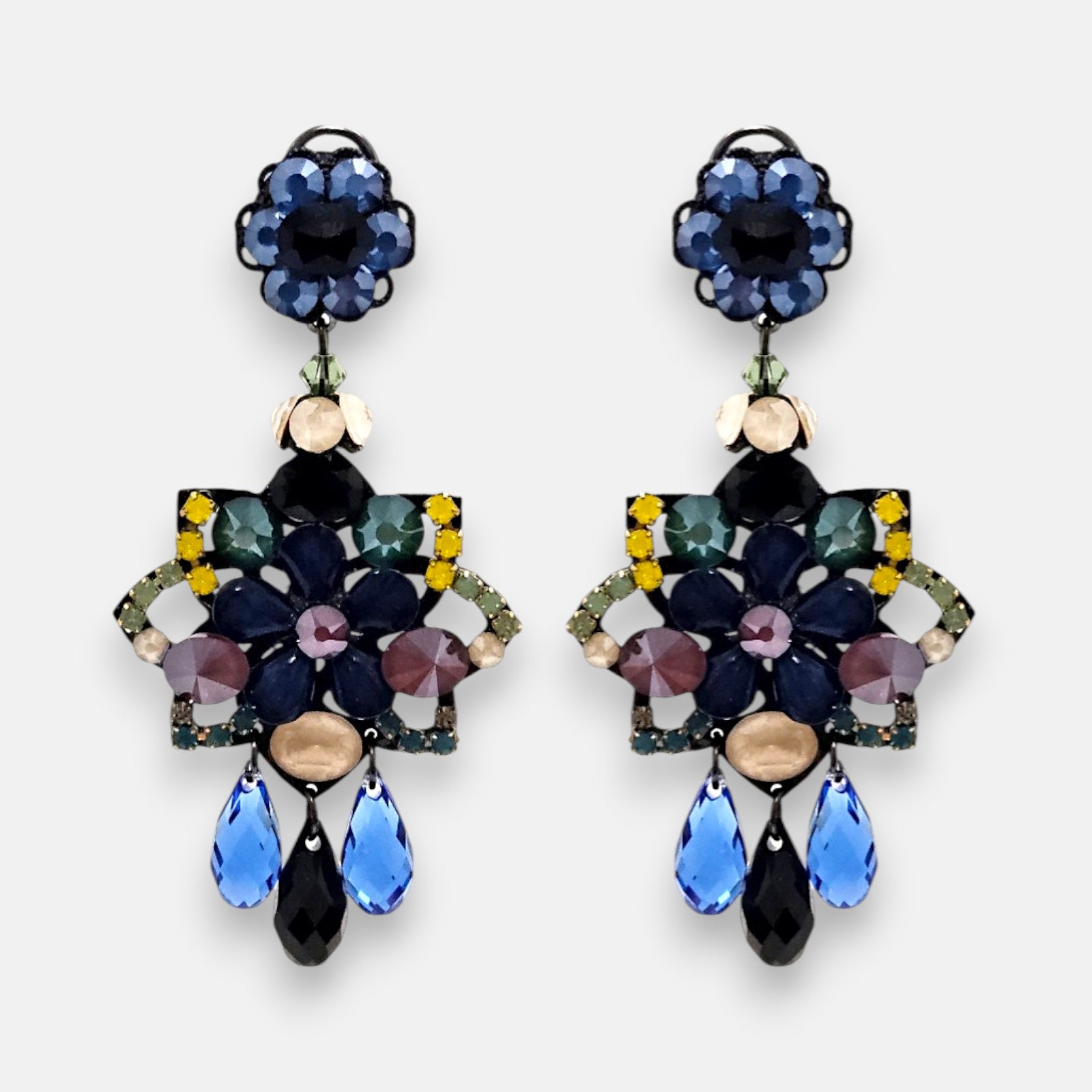 Pareja de pendientes de fiesta Gala Cosmos de la firma Dublos, con diseño geométrico floral en azul cobalto, morado y amarillo con lágrimas colgantes inferiores.