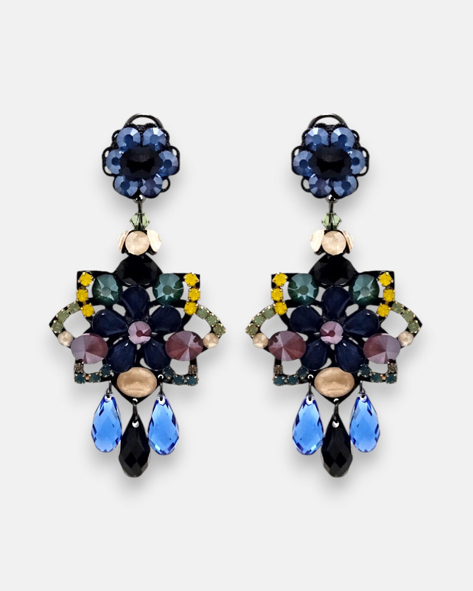 Pareja de pendientes de fiesta Gala Cosmos de la firma Dublos, con diseño geométrico floral en azul cobalto, morado y amarillo con lágrimas colgantes inferiores.