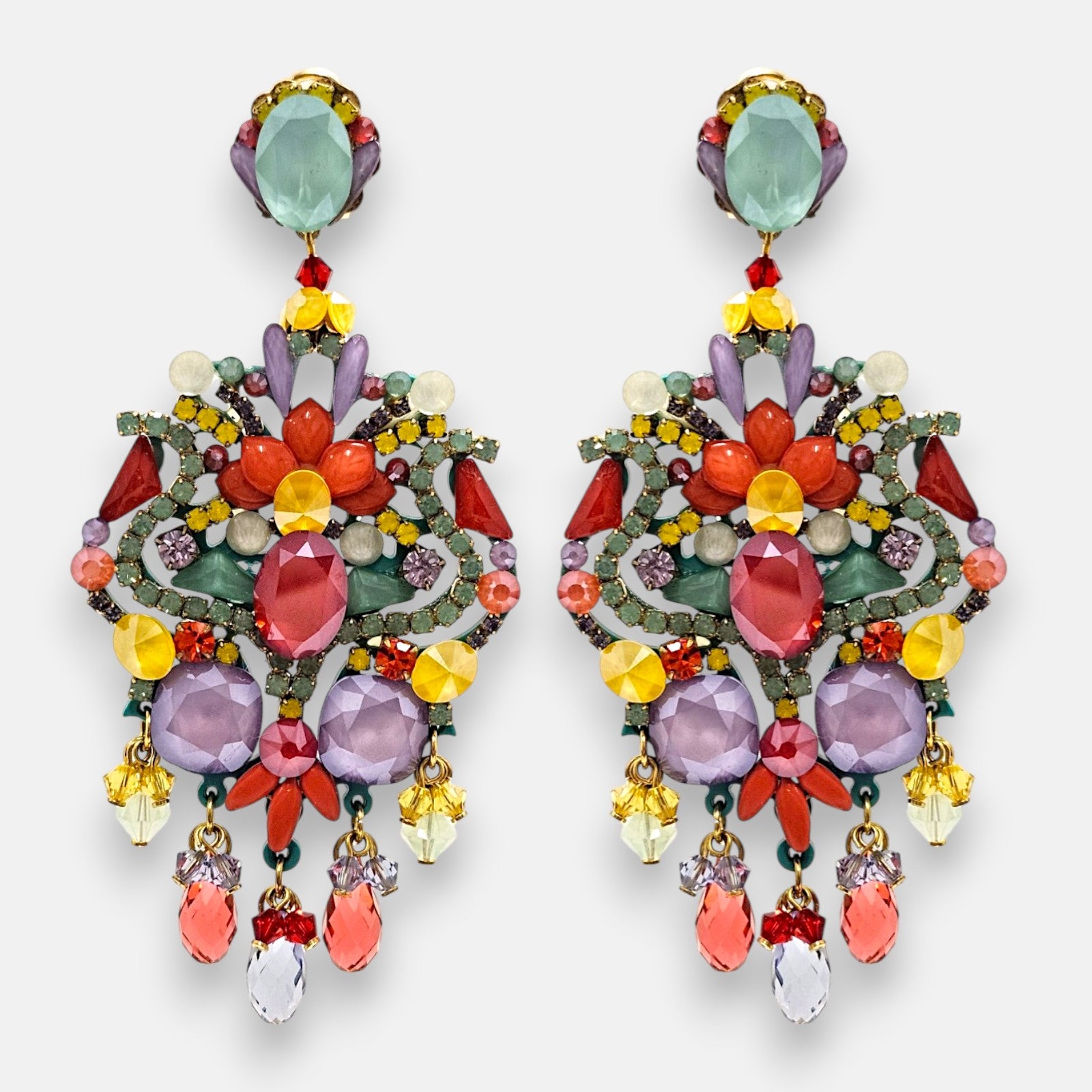 Pareja de pendientes de fiesta grandes polícromos Fiesta de la Alhambra de Dublos, mostrando su diseño calado en rojo coral, amarillo citrino, violeta y verde menta con cascada de lágrimas colgantes.