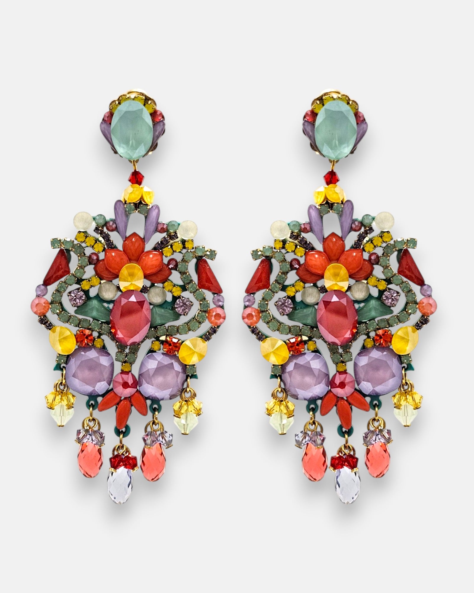 Pareja de pendientes de fiesta grandes polícromos Fiesta de la Alhambra de Dublos, mostrando su diseño calado en rojo coral, amarillo citrino, violeta y verde menta con cascada de lágrimas colgantes.