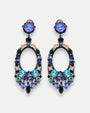 Pareja de pendientes grandes de aro ovalado Océano Índigo de la firma Dublos, mostrando su pedrería en azul turquesa, violeta y flecos colgantes de cristales.