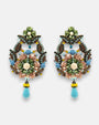 Pareja de pendientes de fiesta grandes Esencia de Toscana de Dublos, mostrando su silueta de lágrima calada con hojas verde oliva, detalles coral y lágrimas translúcidas.