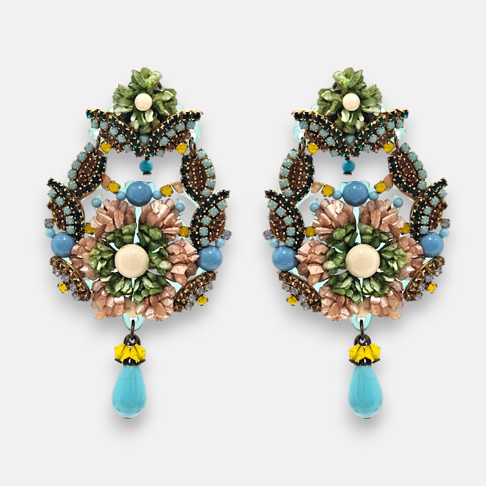 Pareja de pendientes de fiesta grandes Esencia de Toscana de Dublos, mostrando su silueta de lágrima calada con hojas verde oliva, detalles coral y lágrimas translúcidas.