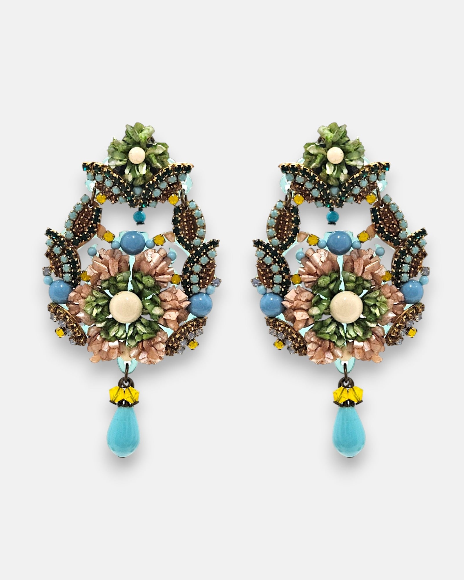 Pareja de pendientes de fiesta grandes Esencia de Toscana de Dublos, mostrando su silueta de lágrima calada con hojas verde oliva, detalles coral y lágrimas translúcidas.
