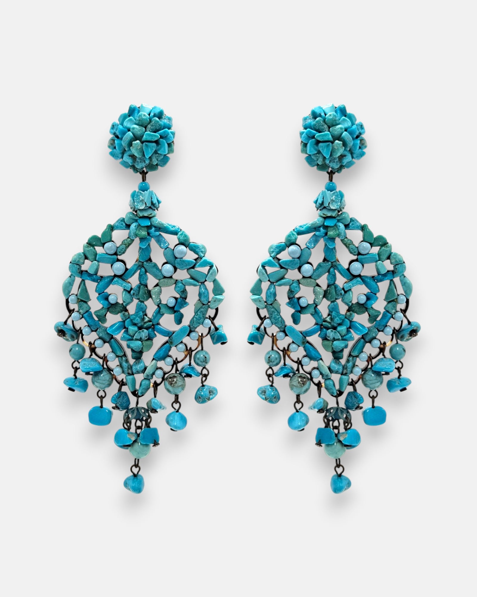 Pareja de pendientes grandes de aro ovalado Aura del Egeo de Dublos, mostrando su mosaico texturizado de cuentas y fragmentos en azul claro turquesa.