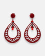 Pareja de pendientes de fiesta grandes de gota Piel de Carmín de la firma Dublos, mostrando su diseño de lágrima calada texturizada en rojo vibrante.