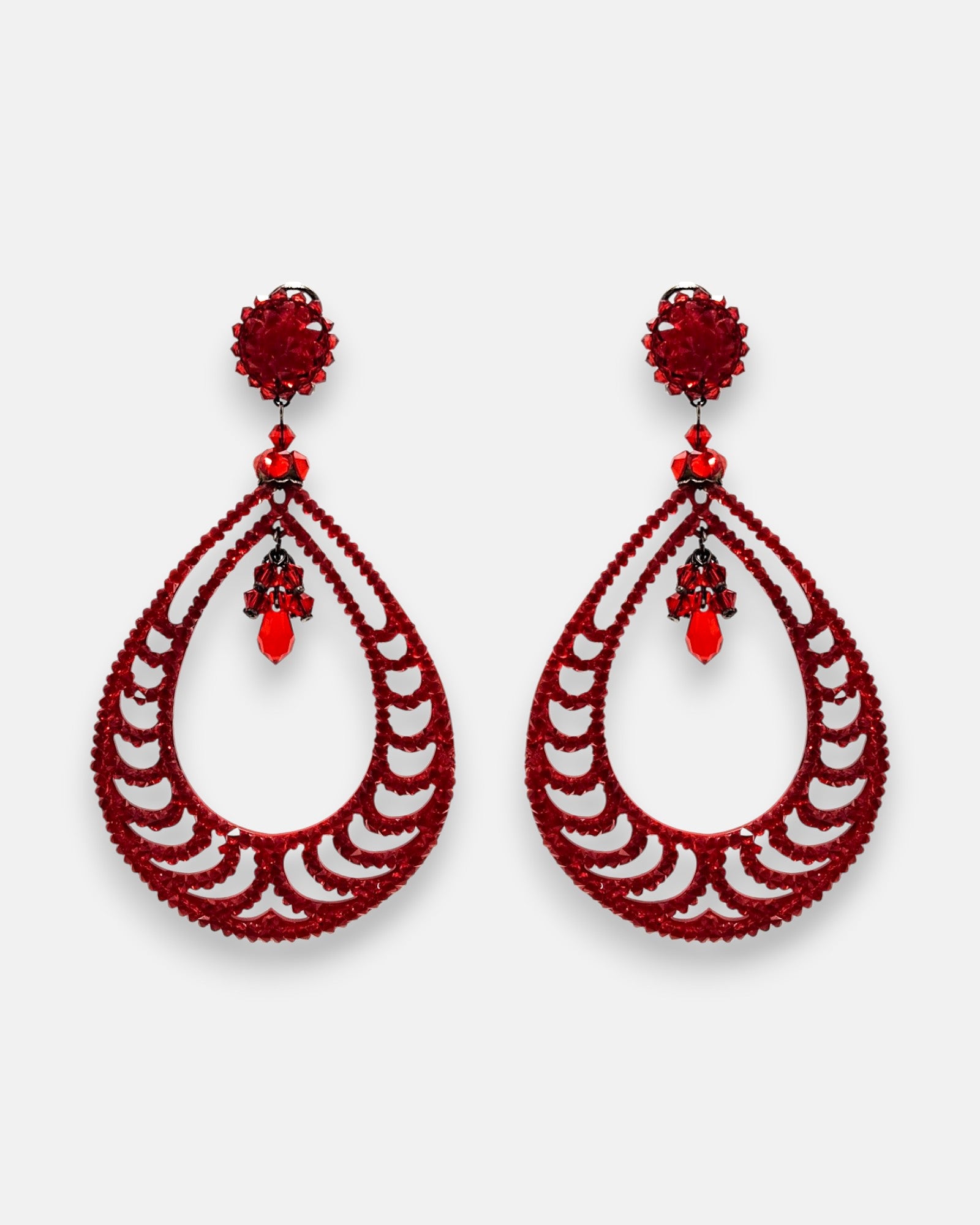 Pareja de pendientes de fiesta grandes de gota Piel de Carmín de la firma Dublos, mostrando su diseño de lágrima calada texturizada en rojo vibrante.