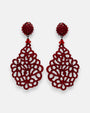 Pareja de pendientes de fiesta grandes Encaje de Coral de la firma Dublos, mostrando su diseño calado estilo filigrana en pedrería de color rojo vibrante.