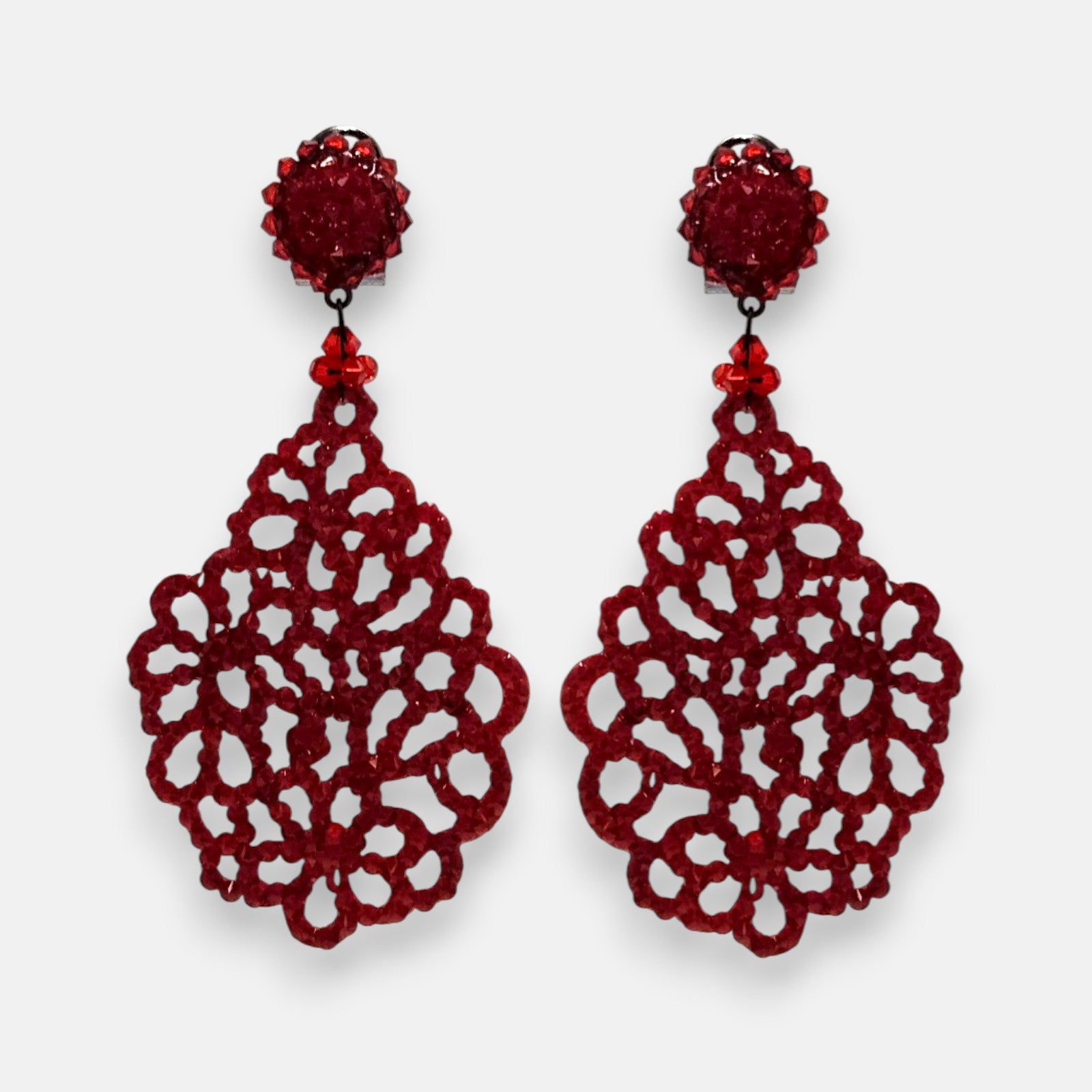 Pareja de pendientes de fiesta grandes Encaje de Coral de la firma Dublos, mostrando su diseño calado estilo filigrana en pedrería de color rojo vibrante.