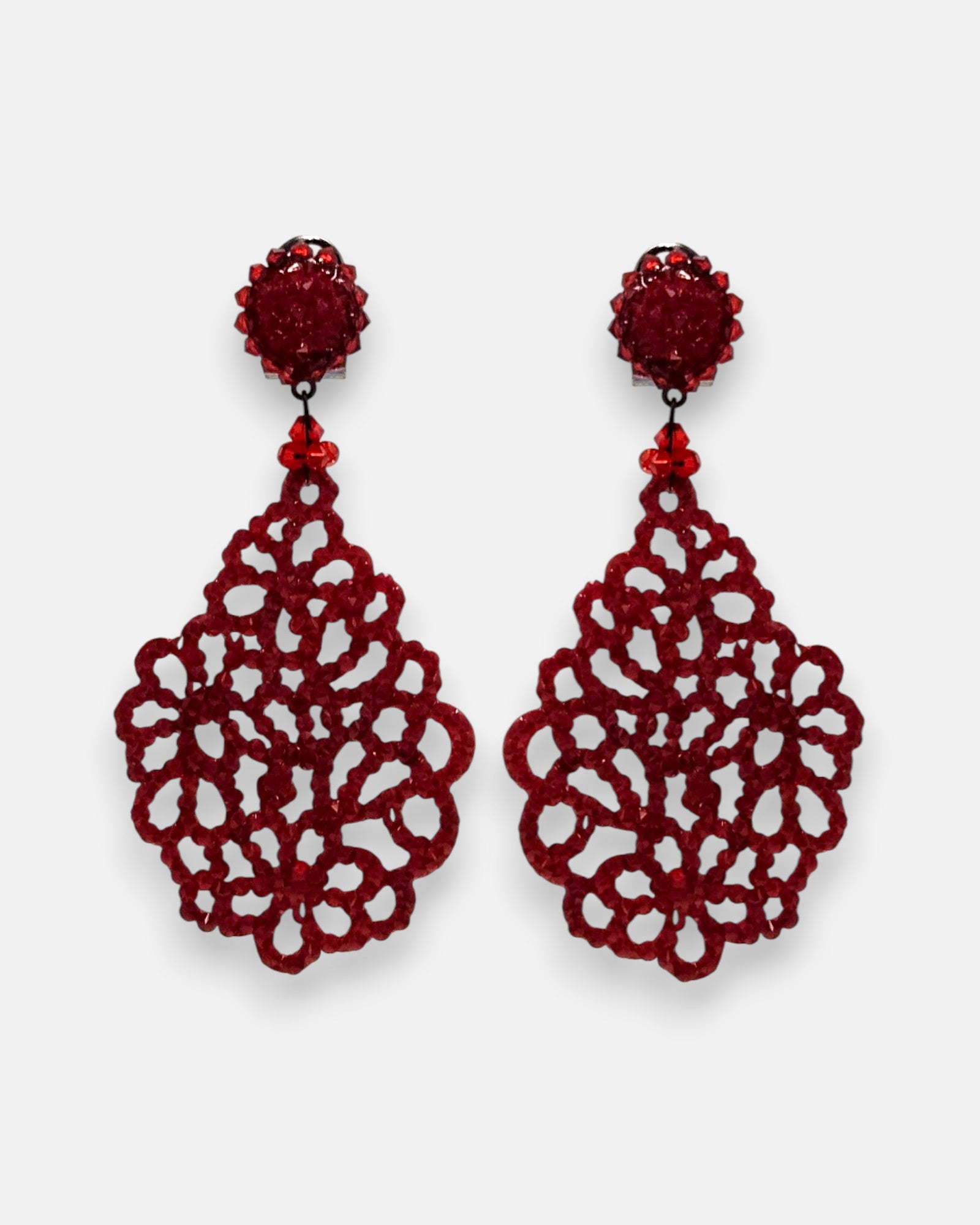 Pareja de pendientes de fiesta grandes Encaje de Coral de la firma Dublos, mostrando su diseño calado estilo filigrana en pedrería de color rojo vibrante.