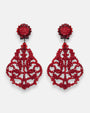 Pareja de pendientes grandes de fiesta Celosía de Rubí de la firma Dublos, mostrando su diseño calado estilo filigrana en pedrería de color rojo vibrante.