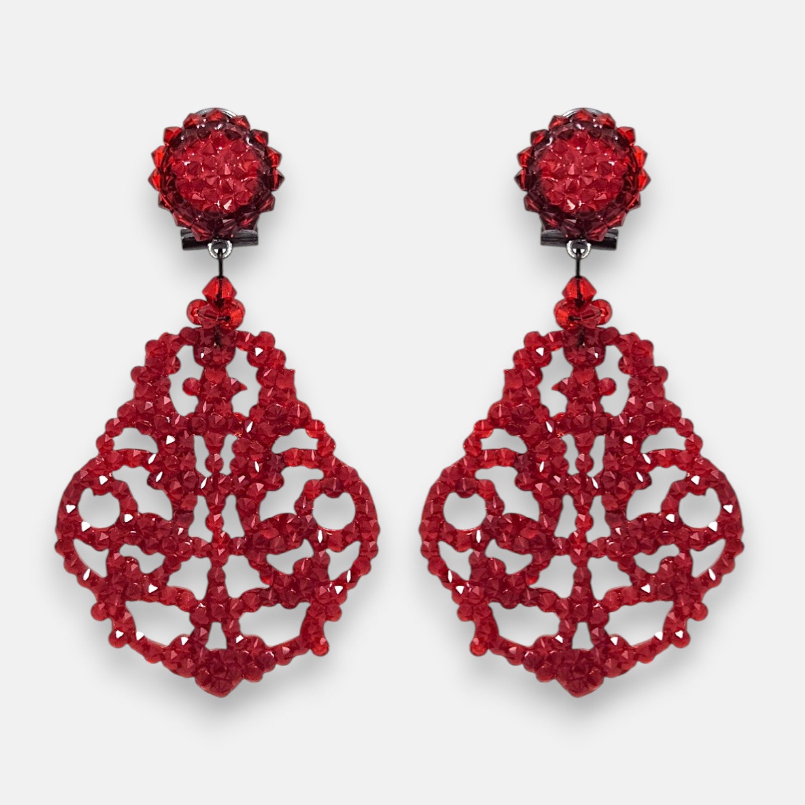 Pareja de pendientes grandes de fiesta Celosía de Rubí de la firma Dublos, mostrando su diseño calado estilo filigrana en pedrería de color rojo vibrante.