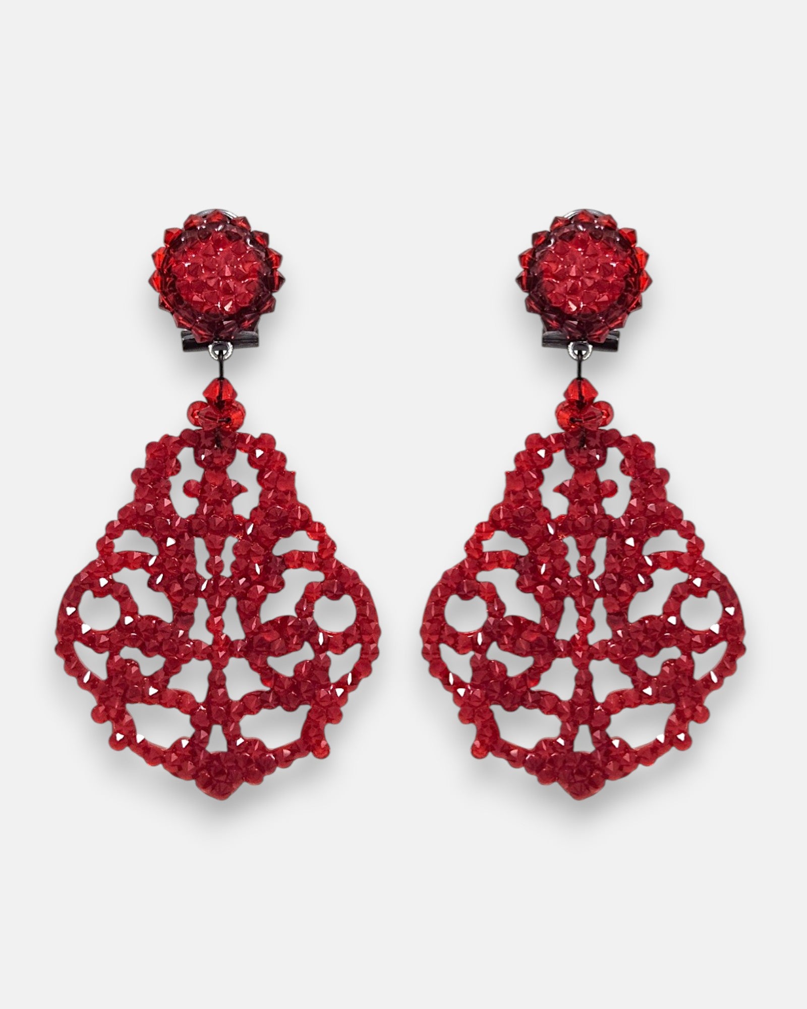 Pareja de pendientes grandes de fiesta Celosía de Rubí de la firma Dublos, mostrando su diseño calado estilo filigrana en pedrería de color rojo vibrante.