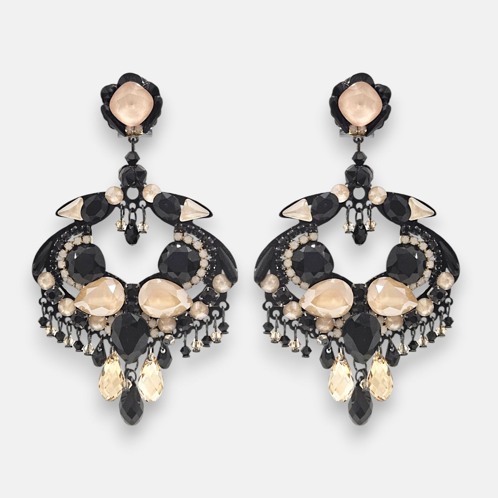Pareja de pendientes de fiesta grandes Eclipse de Nuit de la firma Dublos, mostrando su diseño calado con cristales en negro azabache, tonos crema y lágrimas colgantes.