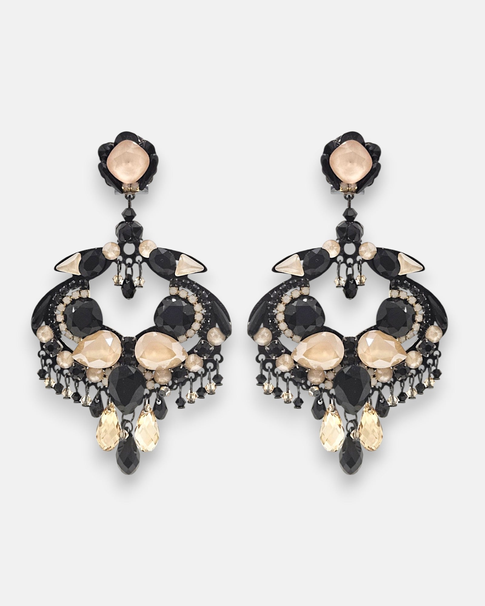 Pareja de pendientes de fiesta grandes Eclipse de Nuit de la firma Dublos, mostrando su diseño calado con cristales en negro azabache, tonos crema y lágrimas colgantes.