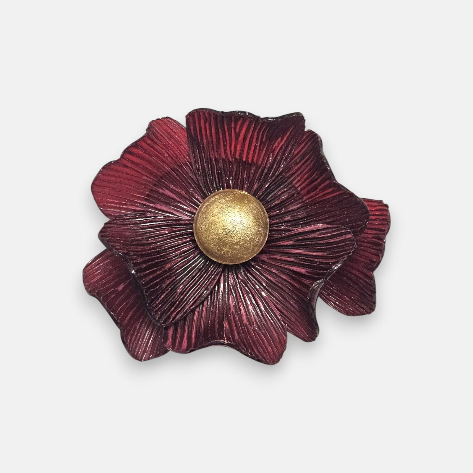 broche de flor de Ciléa Paris centrado sobre fondo neutro, apreciando su volumetría tridimensional y el acabado texturizado de la resina color burdeos.