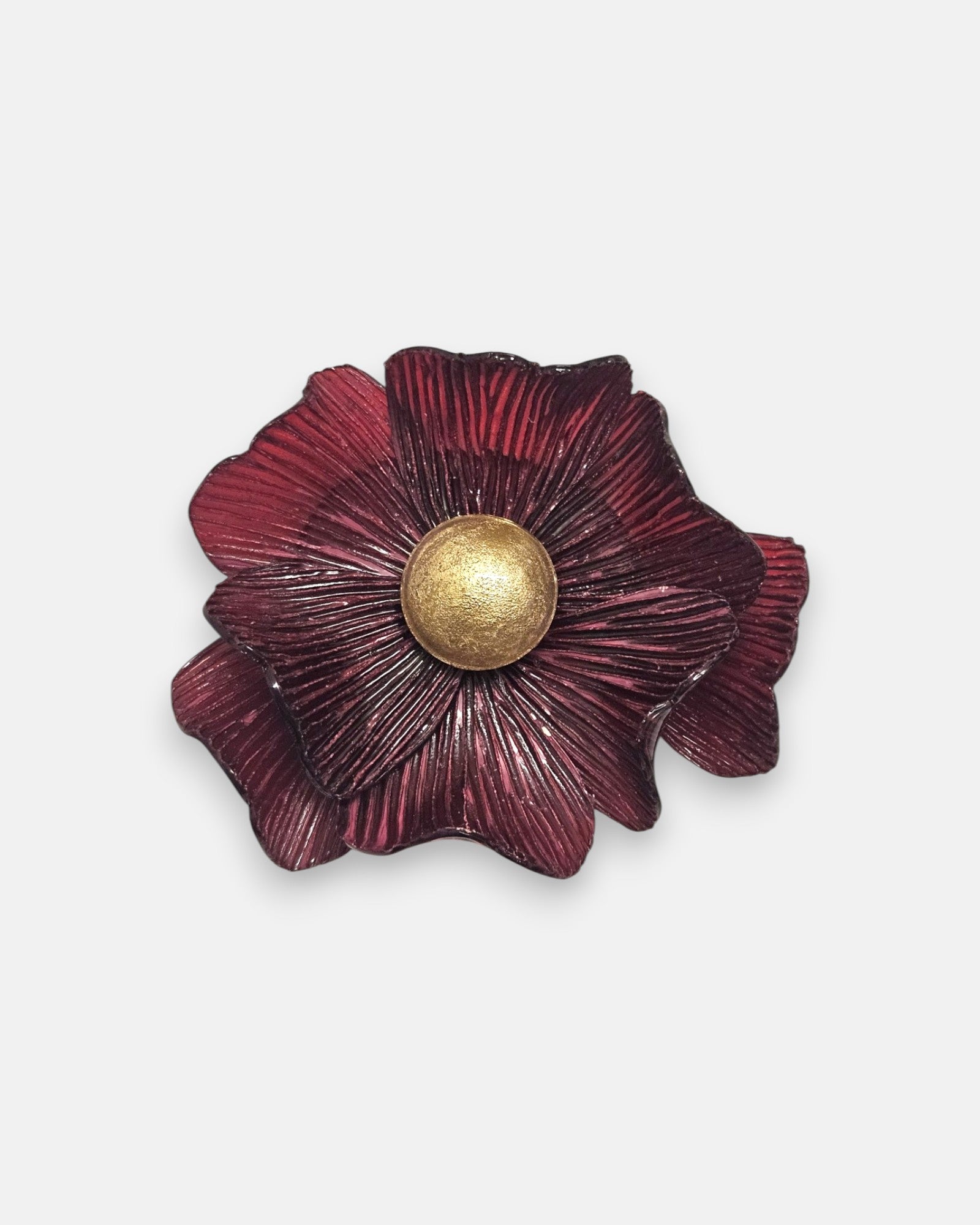 broche de flor de Ciléa Paris centrado sobre fondo neutro, apreciando su volumetría tridimensional y el acabado texturizado de la resina color burdeos.