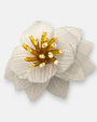 broche con forma de flor de Ciléa Paris sobre fondo claro, permitiendo apreciar la disposición de sus capas asimétricas y la textura de la resina.