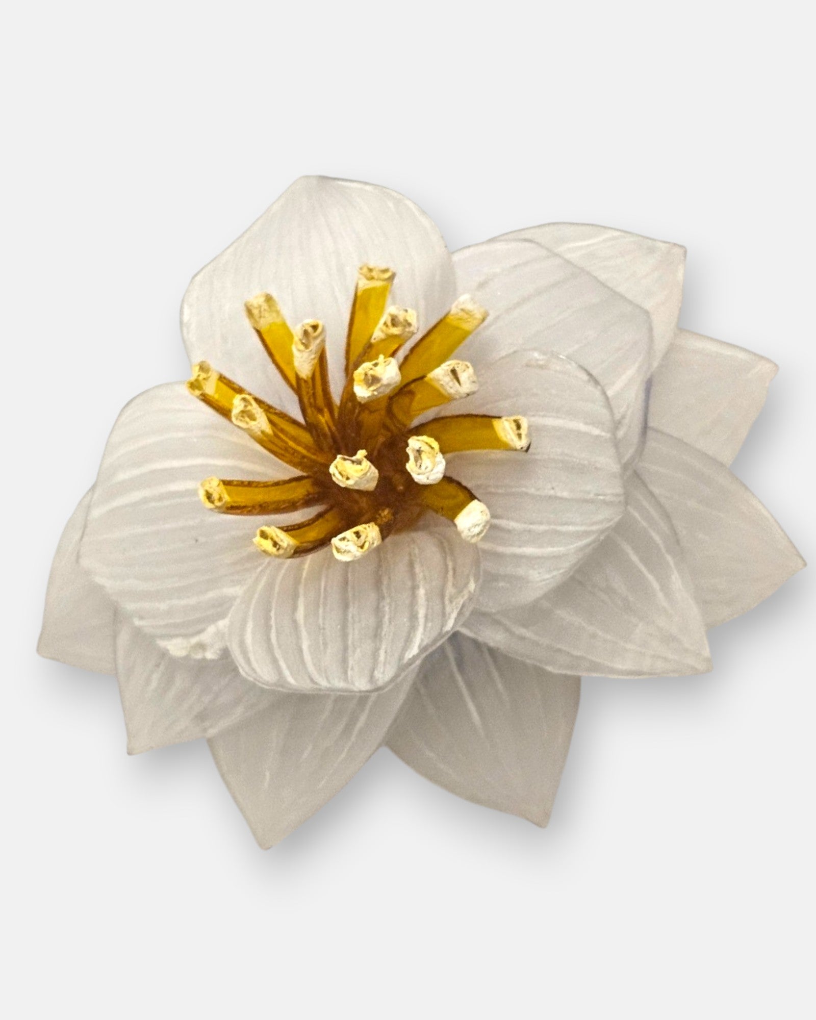 broche con forma de flor de Ciléa Paris sobre fondo claro, permitiendo apreciar la disposición de sus capas asimétricas y la textura de la resina.