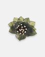 broche con forma de flor de loto de Ciléa Paris sobre fondo claro, apreciando la disposición de sus capas en resina translúcida verde oliva y su centro de pistilos.