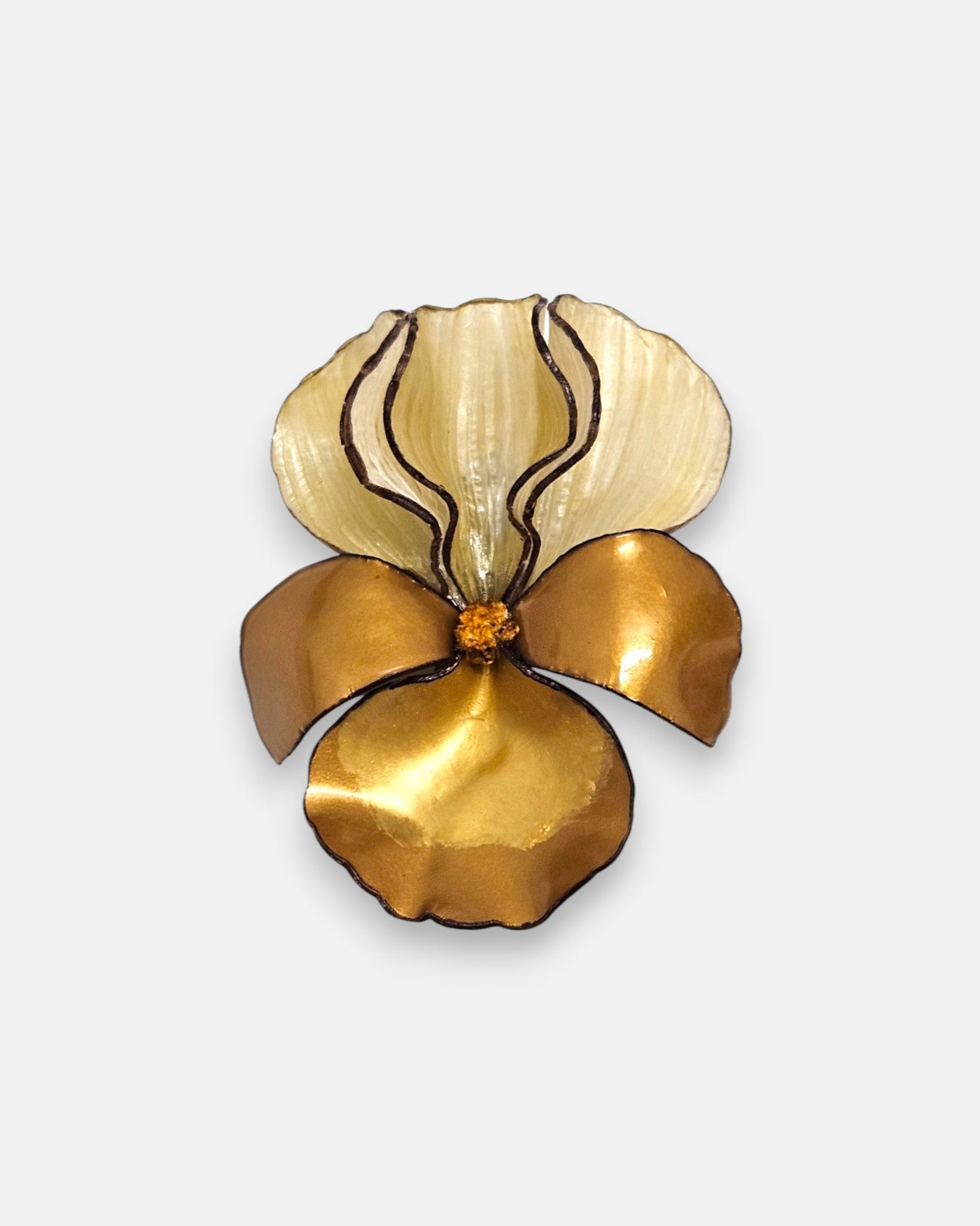 broche maxi con forma de flor de iris sobre fondo neutro, destacando sus pétalos superiores color crema y los inferiores en tono dorado satinado.