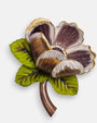 primer plano macro en ángulo del broche floral, resaltando las tonalidades bronceadas del interior de la flor y las texturas minuciosas de la resina.
