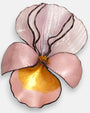 primer plano macro en ángulo del broche floral, permitiendo apreciar el brillo esmaltado de los pétalos de resina inferiores y el relieve estriado de la sección rosa superior.