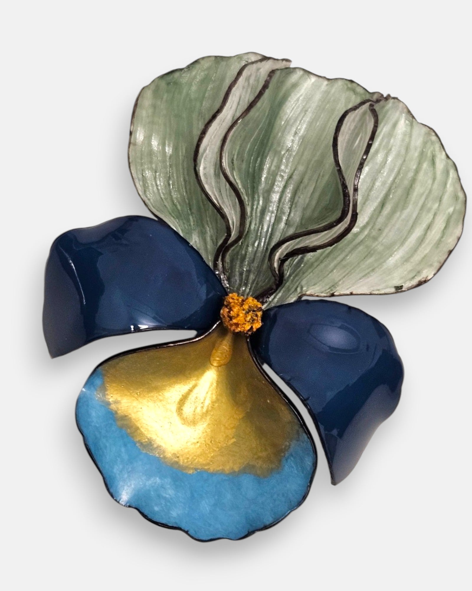primer plano macro en ángulo del broche floral, permitiendo apreciar el brillo esmaltado de los pétalos de resina inferiores y el relieve estriado de la sección verde superior.
