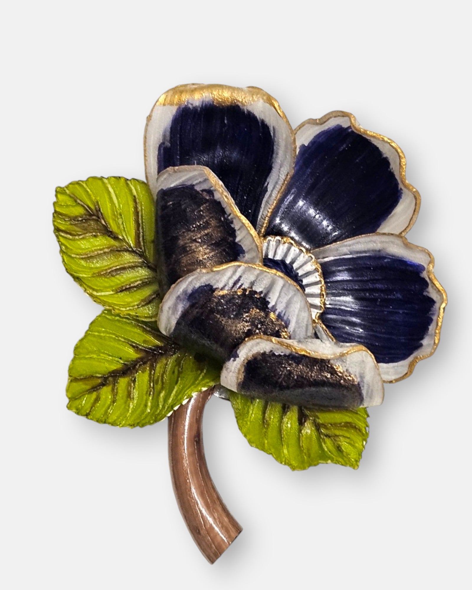 primer plano macro en ángulo del broche floral, resaltando las tonalidades bronceadas del interior de la flor y las texturas minuciosas de la resina.