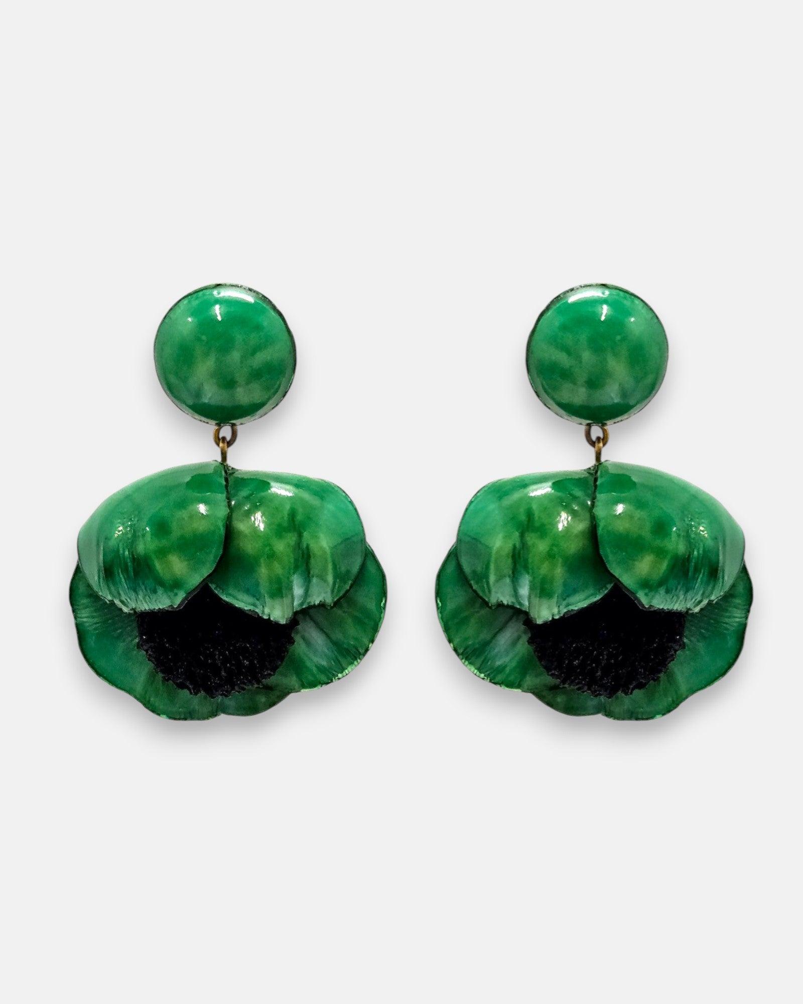 par de pendientes con forma de flor de amapola de Ciléa Paris sobre fondo claro, detallando su botón superior redondo y sus pétalos volumétricos en verde esmeralda con centro negro.