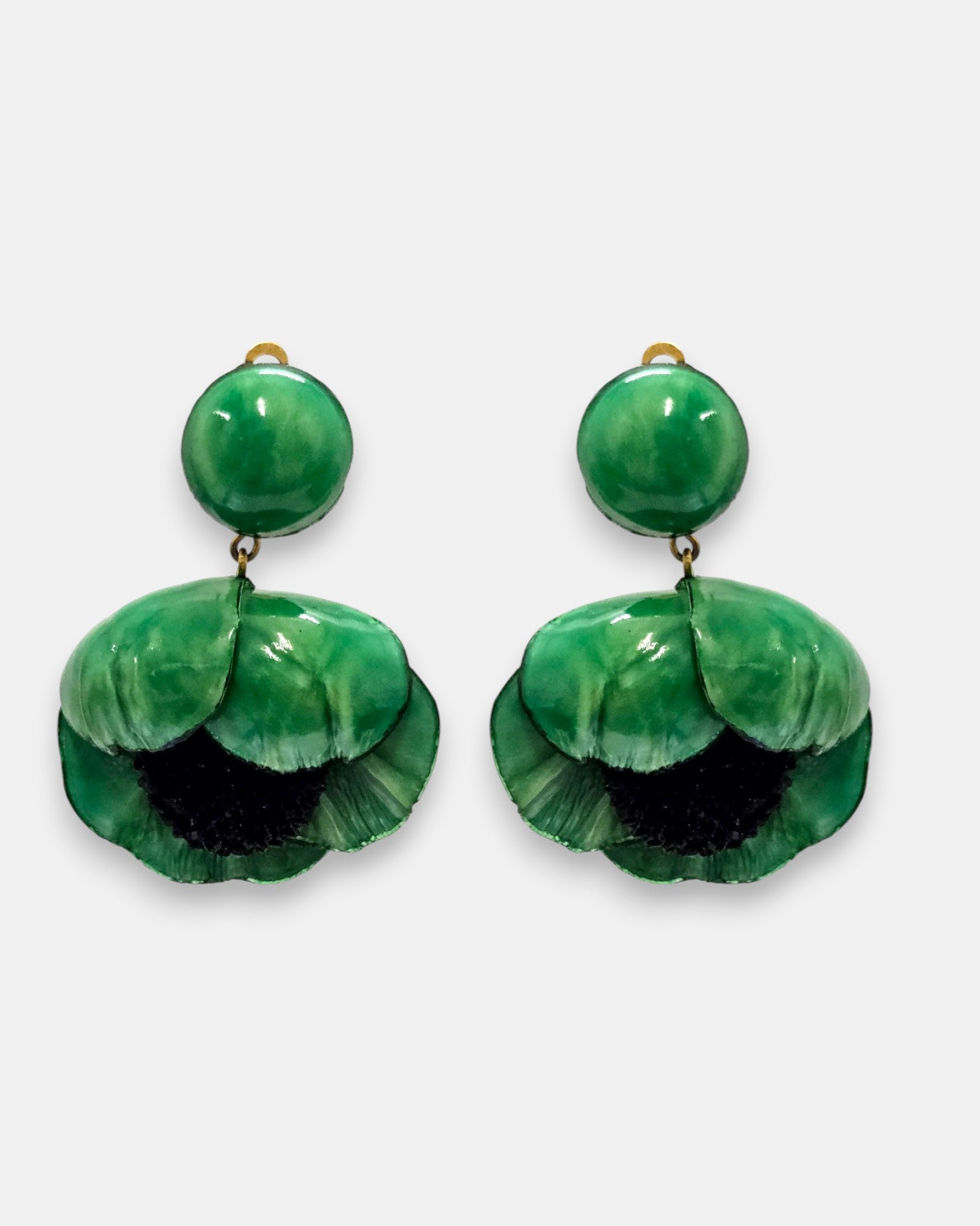 par de pendientes de clip con forma de flor de amapola de Ciléa Paris, detallando su botón superior redondo con la pequeña pestaña del cierre de pinza asomando y sus pétalos verde esmeralda.
