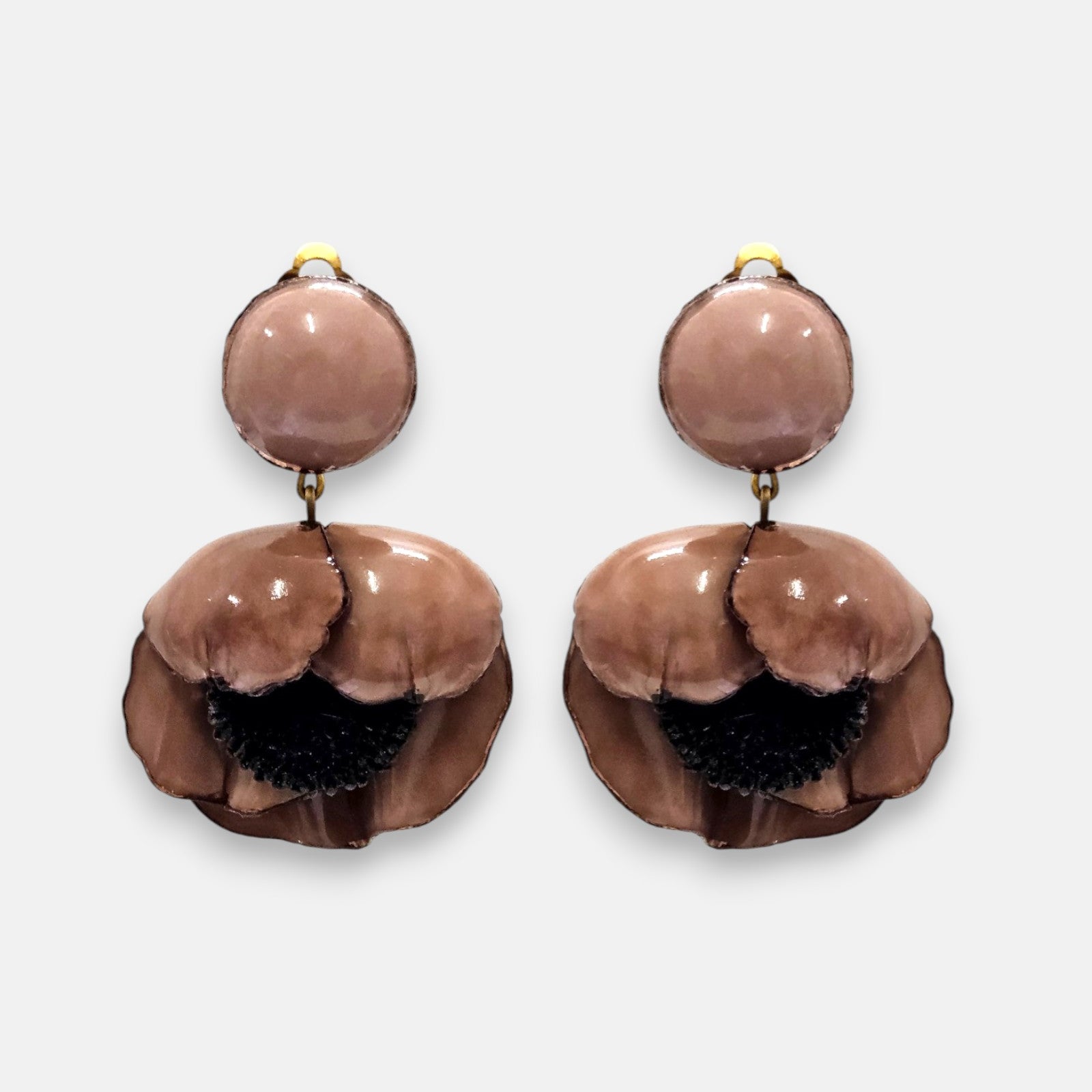 par de pendientes de clip con forma de flor de amapola de Ciléa Paris, detallando su botón superior redondo, las pestañas del cierre de pinza y sus pétalos esmaltados en color marrón malva con centro negro.