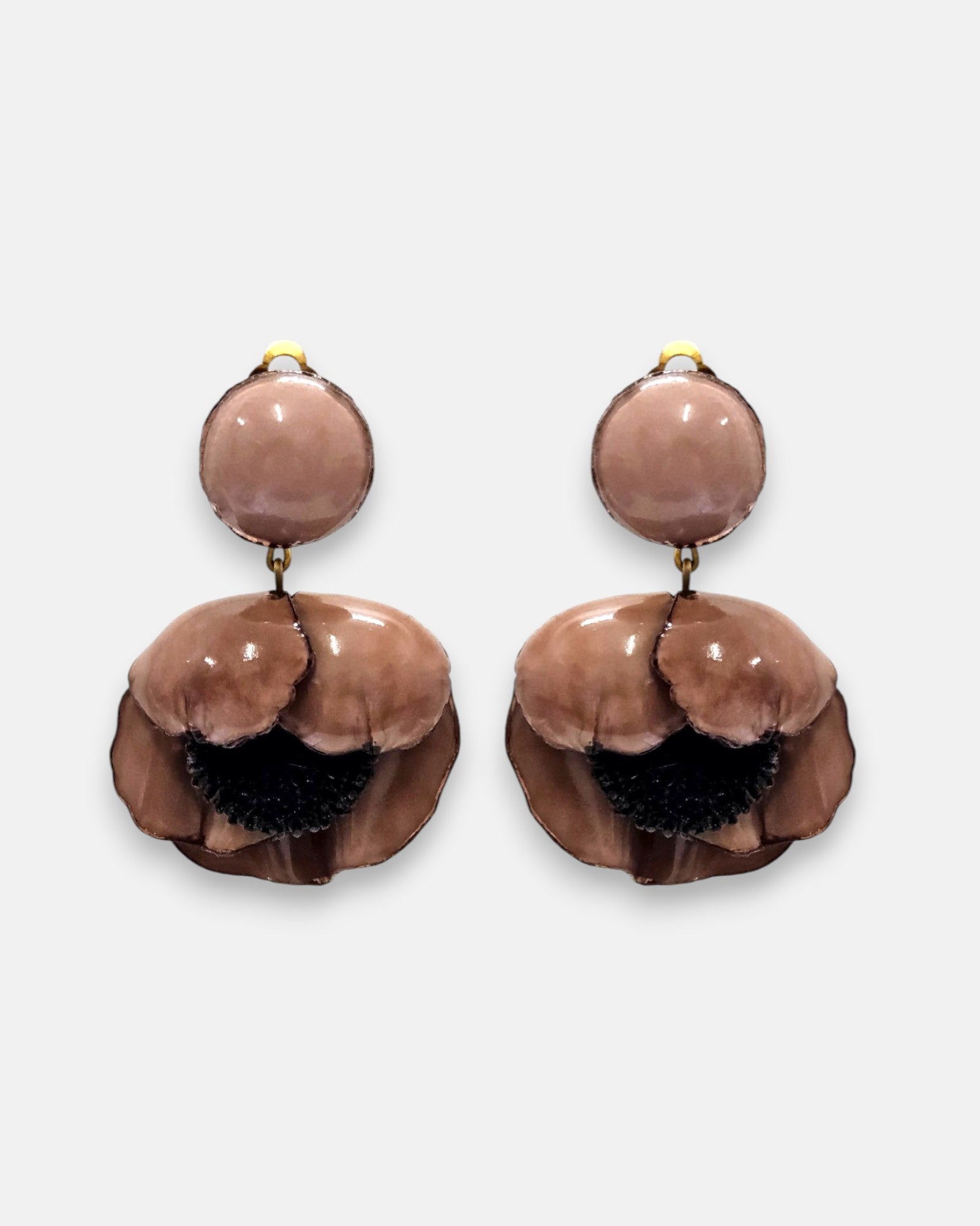 par de pendientes de clip con forma de flor de amapola de Ciléa Paris, detallando su botón superior redondo, las pestañas del cierre de pinza y sus pétalos esmaltados en color marrón malva con centro negro.