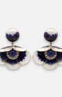 par de pendientes de presión con forma de flor de Ciléa Paris, detallando su botón superior redondo y sus pétalos degradados en blanco y azul cobalto con bordes dorados.