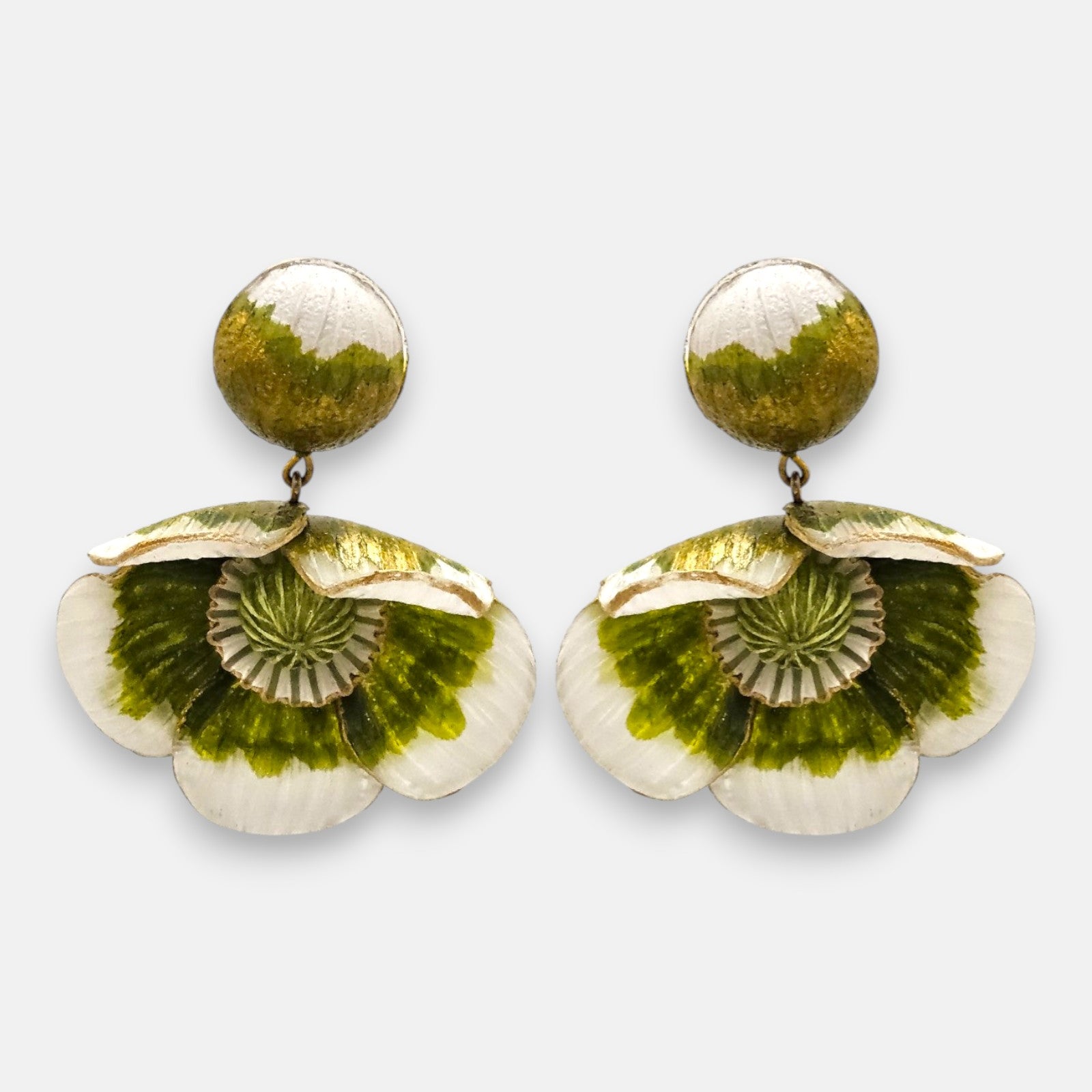 par de pendientes de presión con forma de flor de Ciléa Paris, detallando su botón superior redondo y sus pétalos degradados en blanco y verde oliva con bordes dorados.