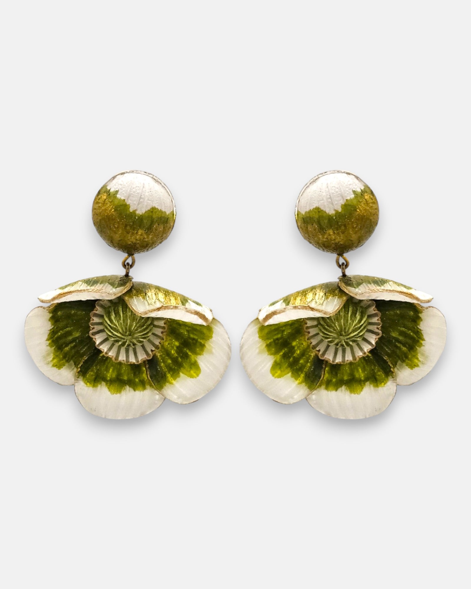 par de pendientes de presión con forma de flor de Ciléa Paris, detallando su botón superior redondo y sus pétalos degradados en blanco y verde oliva con bordes dorados.