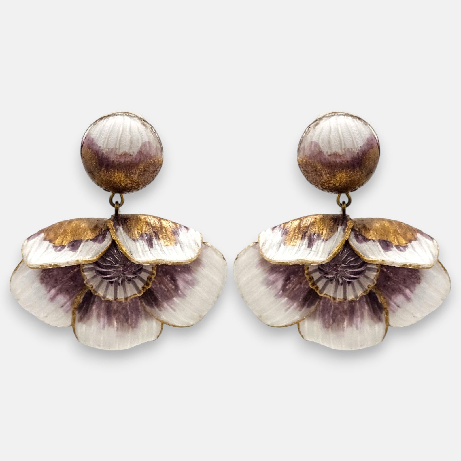 par de pendientes de presión con forma de flor de Ciléa Paris, detallando su botón superior redondo y sus pétalos degradados en blanco nácar, malva y oro.