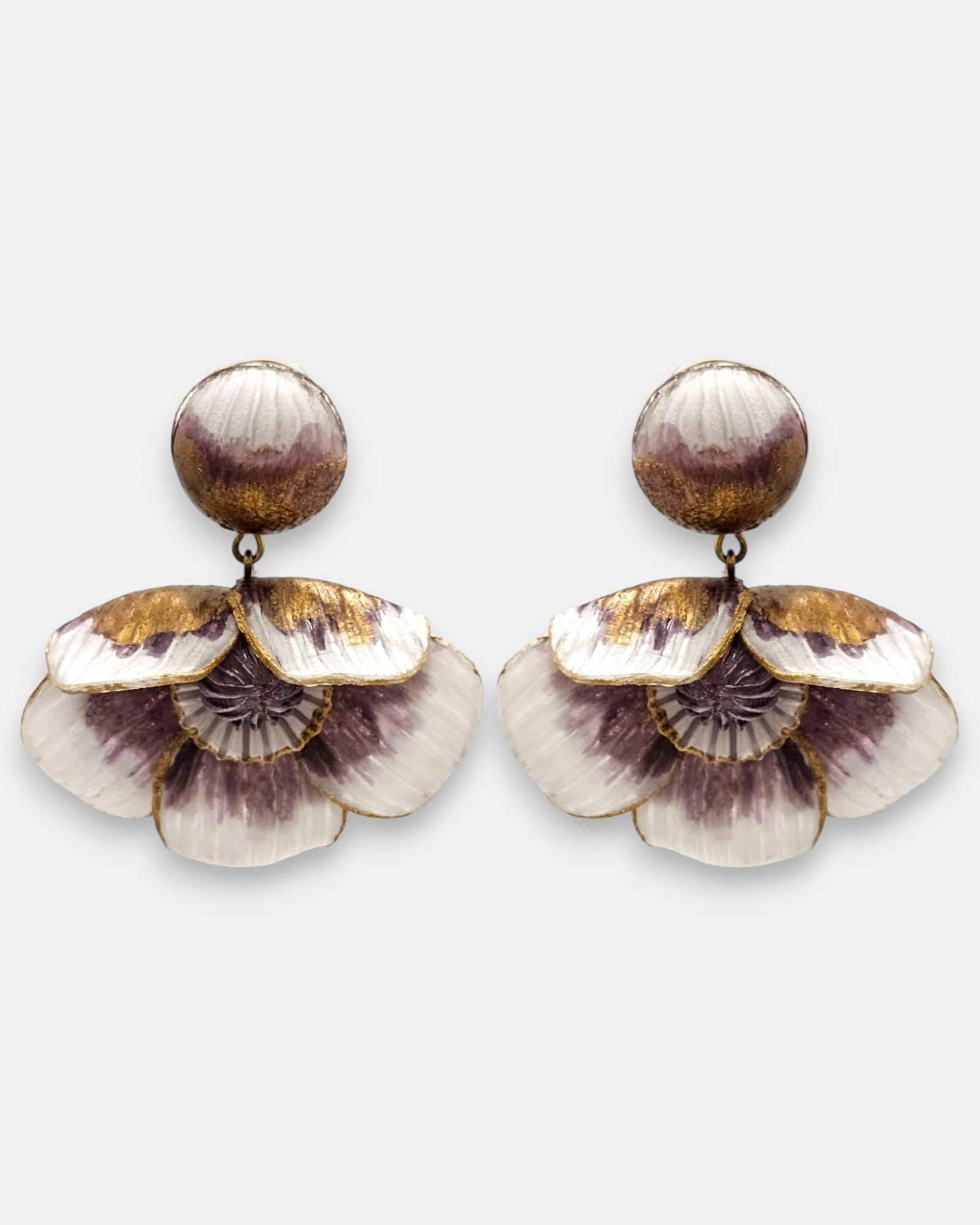 par de pendientes de presión con forma de flor de Ciléa Paris, detallando su botón superior redondo y sus pétalos degradados en blanco nácar, malva y oro.
