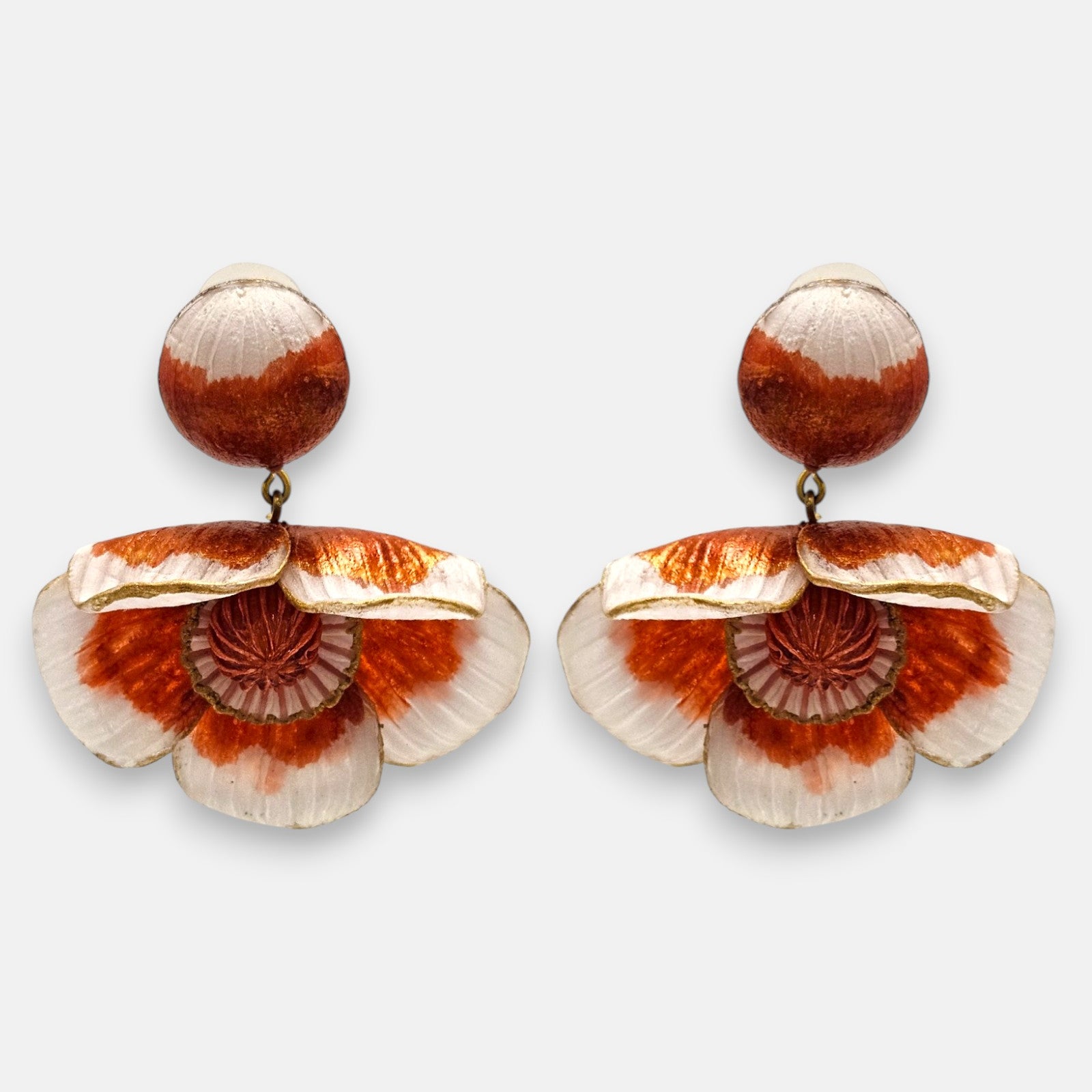 par de pendientes de presión con forma de flor de Ciléa Paris, detallando su botón superior redondo y sus pétalos degradados en blanco nácar, canela y oro.