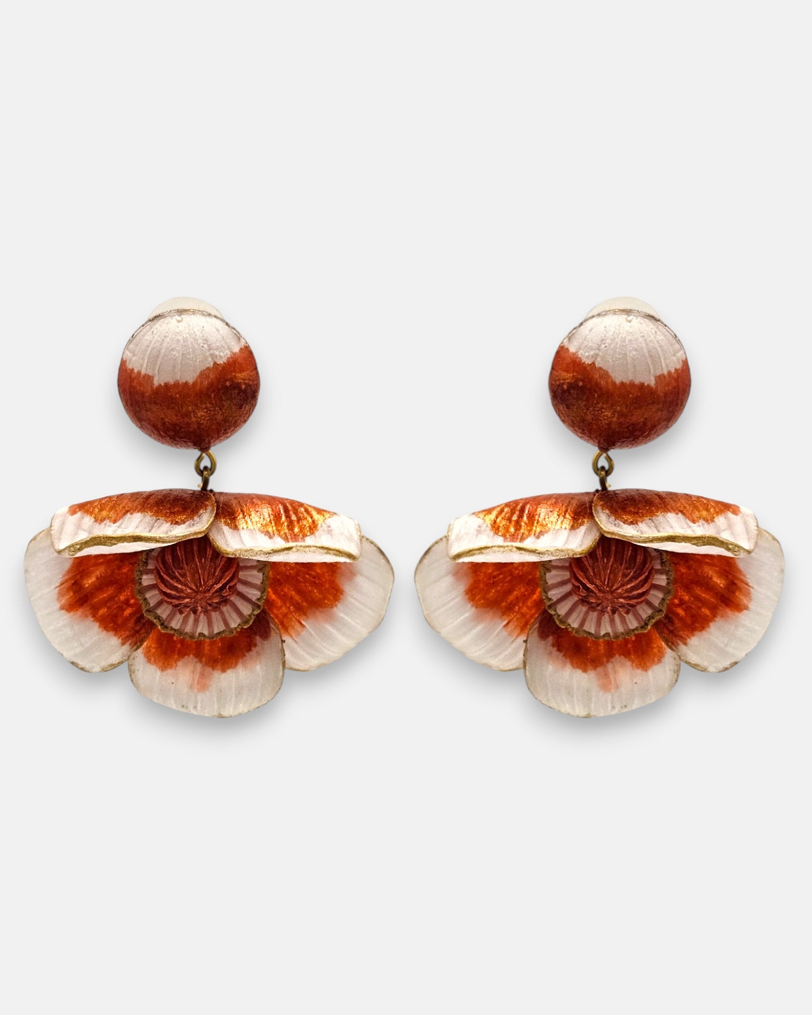 par de pendientes de presión con forma de flor de Ciléa Paris, detallando su botón superior redondo y sus pétalos degradados en blanco nácar, canela y oro.