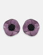 par de pendientes de clip con forma de flor de amapola de Ciléa Paris, detallando sus pétalos de resina esmaltada en tono violeta medio y su centro negro estrellado.