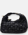 bolso hobo de piel negra trenzada a mano de Campomaggi, destacando su textura tridimensional y su asa superior con tachuelas doradas.