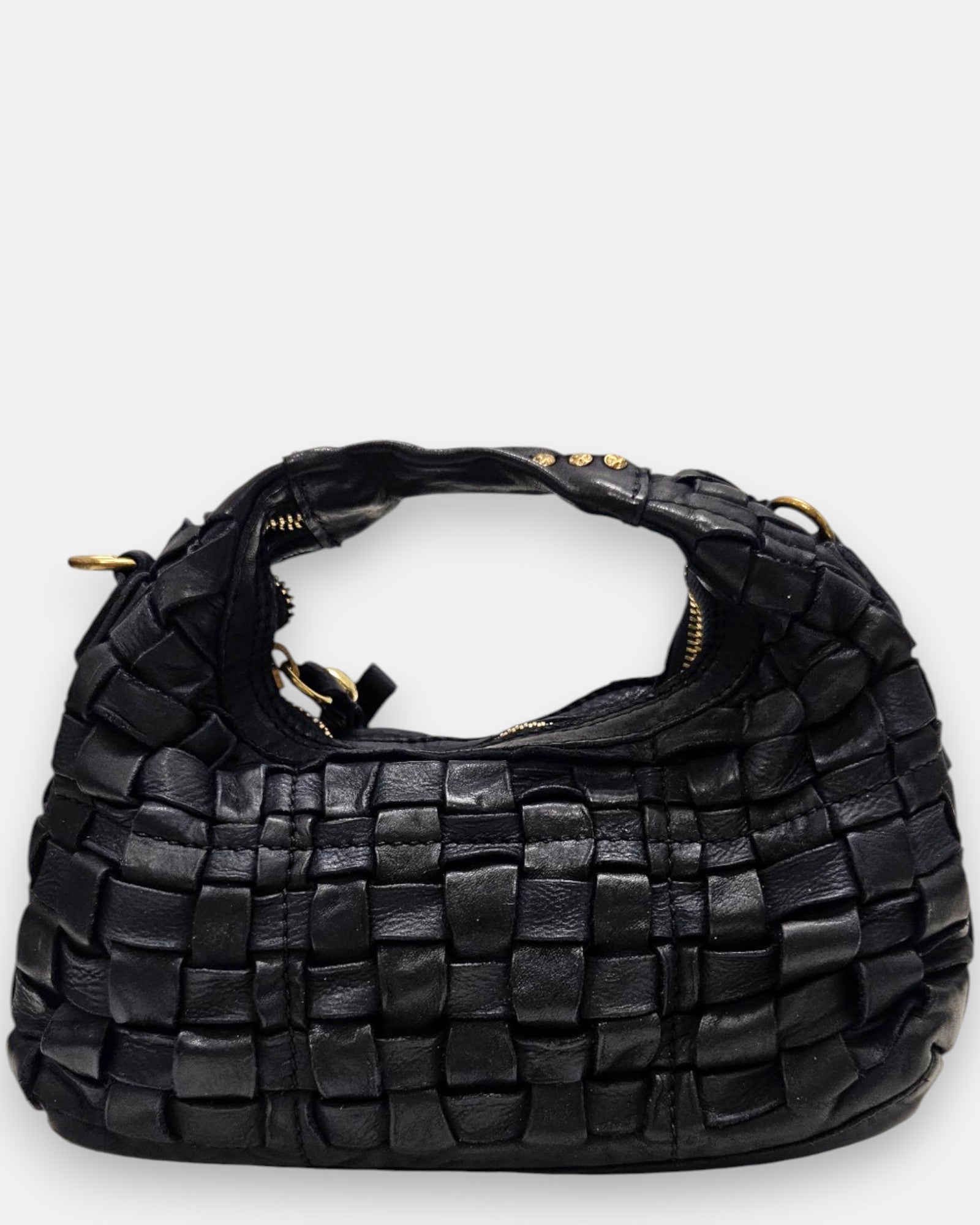 bolso hobo de piel negra trenzada a mano de Campomaggi, destacando su textura tridimensional y su asa superior con tachuelas doradas.