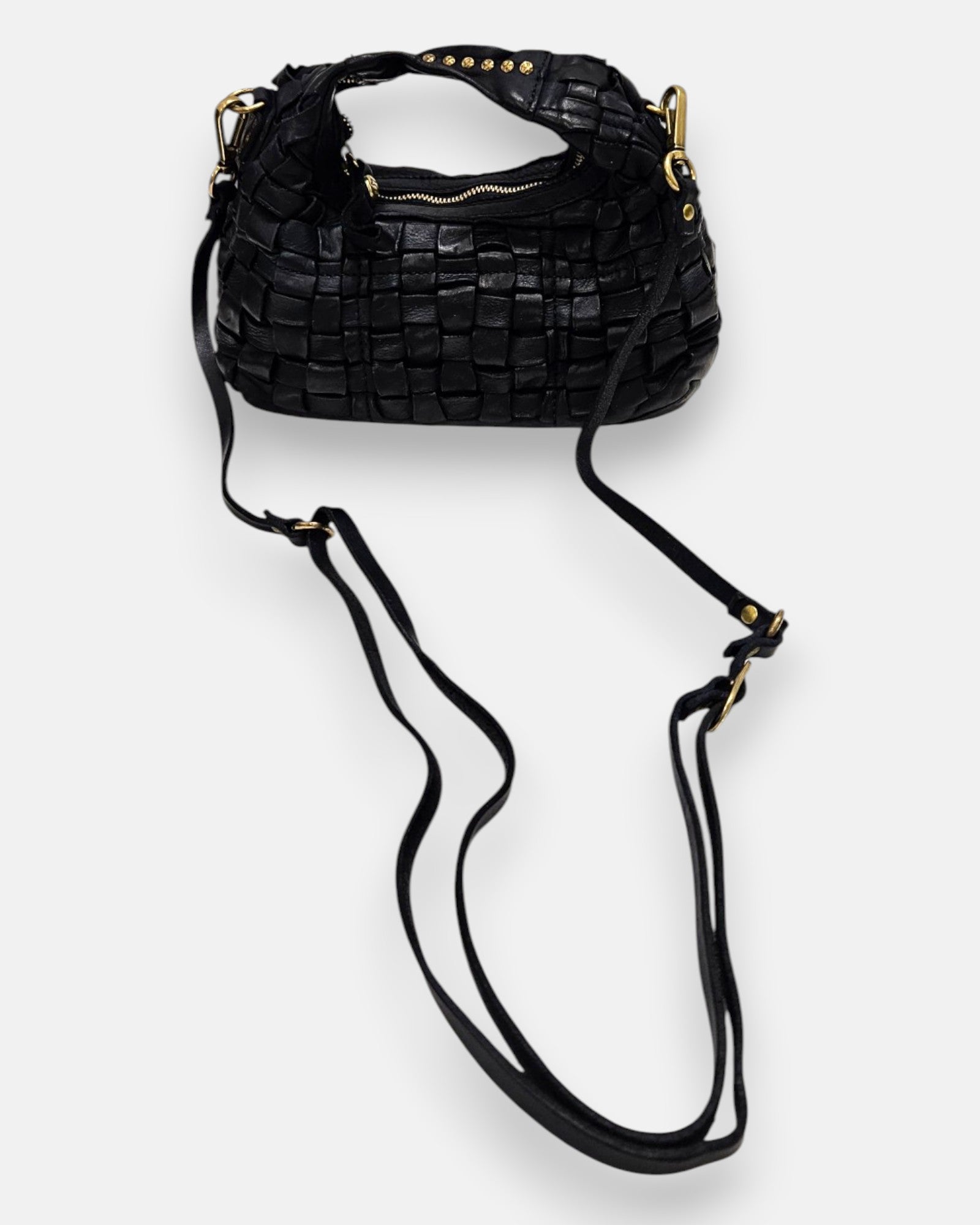 bolso de piel negra completo junto a su correa larga ajustable y extraíble, lista para llevar en posición cruzada.