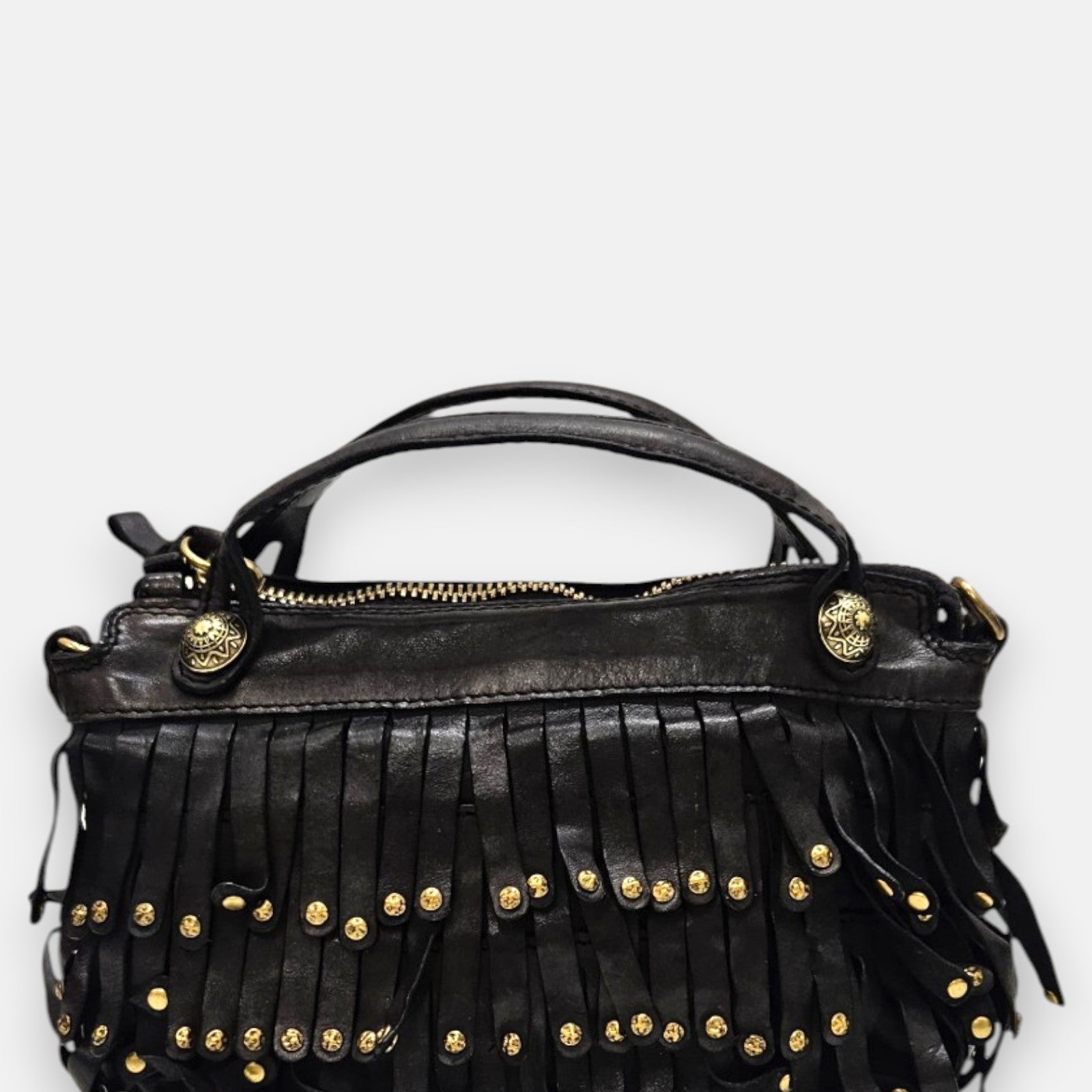bolso Neha de piel con cascada de flecos tachonados, asas cortas de mano y medallones metálicos dorados.