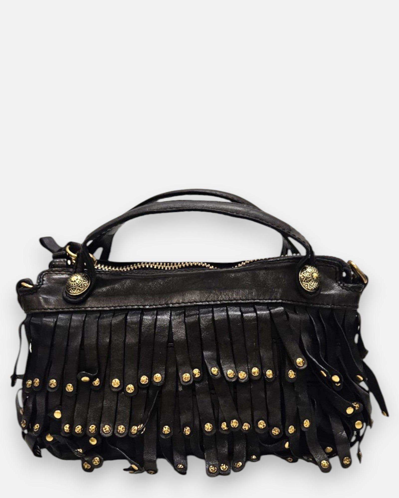 bolso Neha de piel con cascada de flecos tachonados, asas cortas de mano y medallones metálicos dorados.