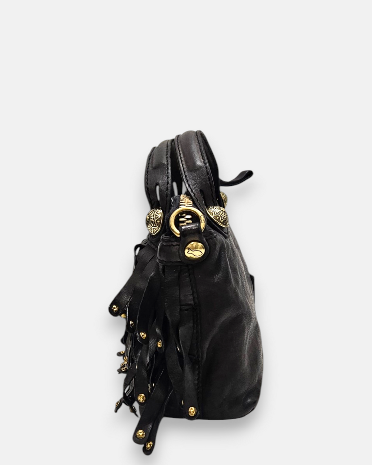 lateral del bolso Neha, mostrando el fuelle de piel, la caída de los flecos y el remache dorado decorativo con el pez grabado.